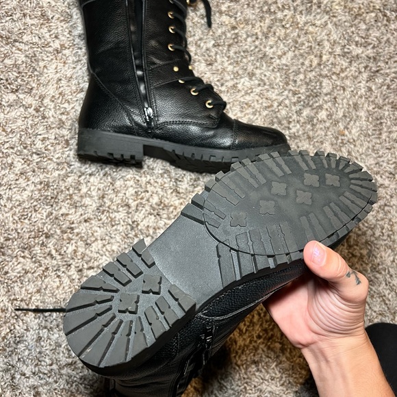 Black combat boots women’s 8 worn once for a few minutes - Picture 3 of 5